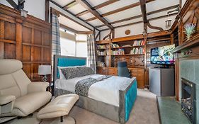 *Rg9Bc* For Your Most Relaxed & Cosy Stay + Free Parking + Free Fast Wifi *